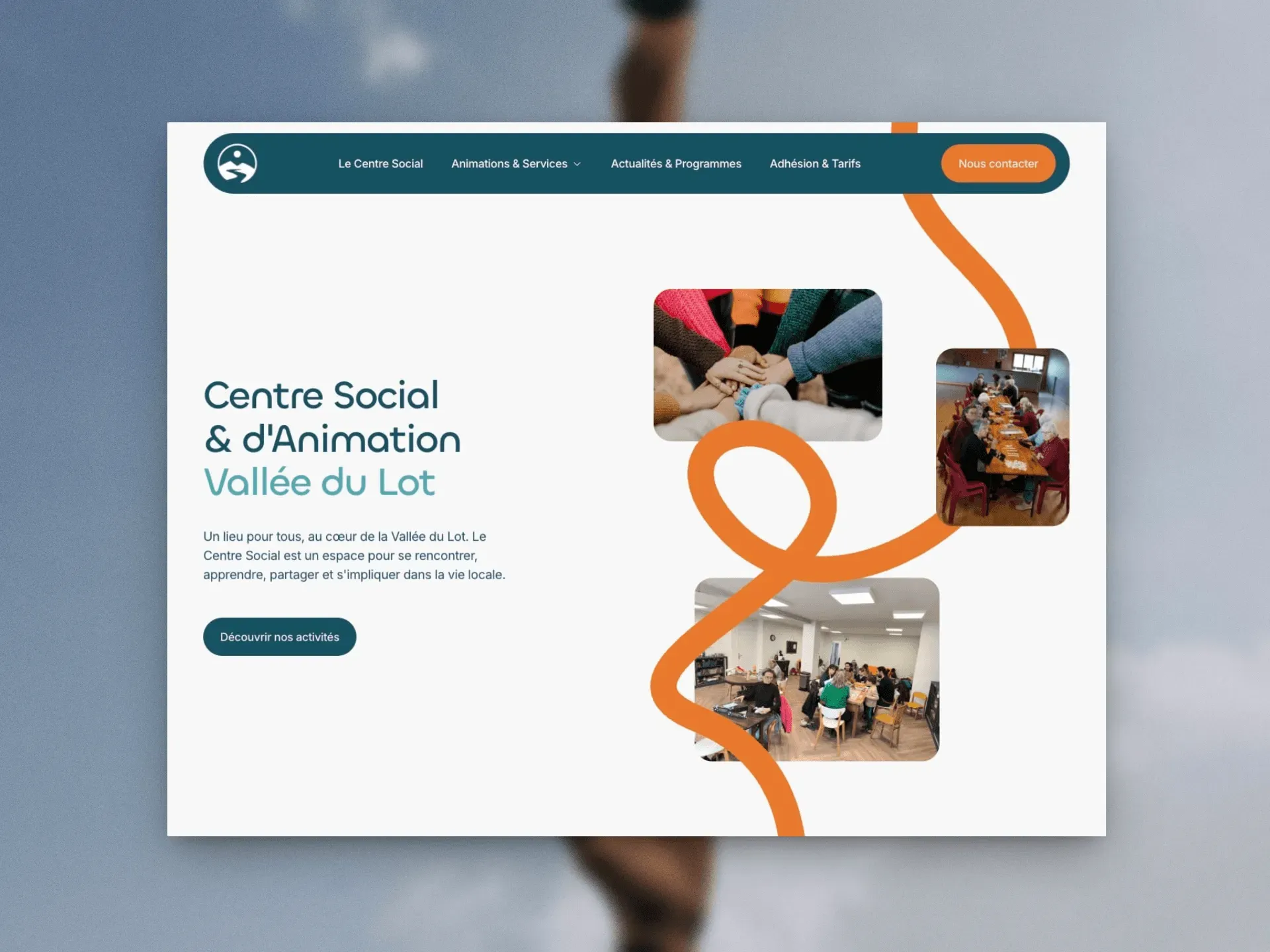 Accueil du site du Centre Social Vallée du Lot, avec photos des activités et ruban orange.