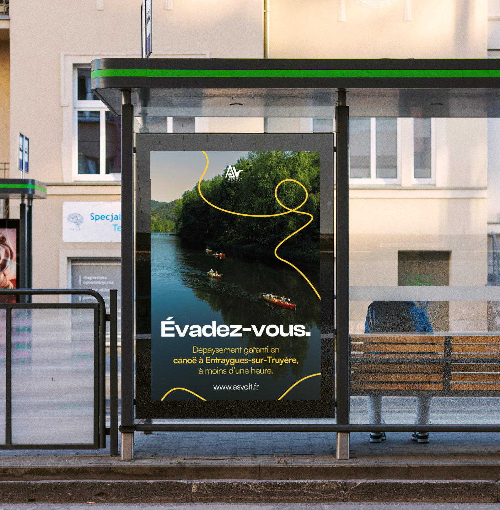 Affiche ASVOLT pour le canoë à Entraygues-sur-Truyère, présentée dans un abribus.