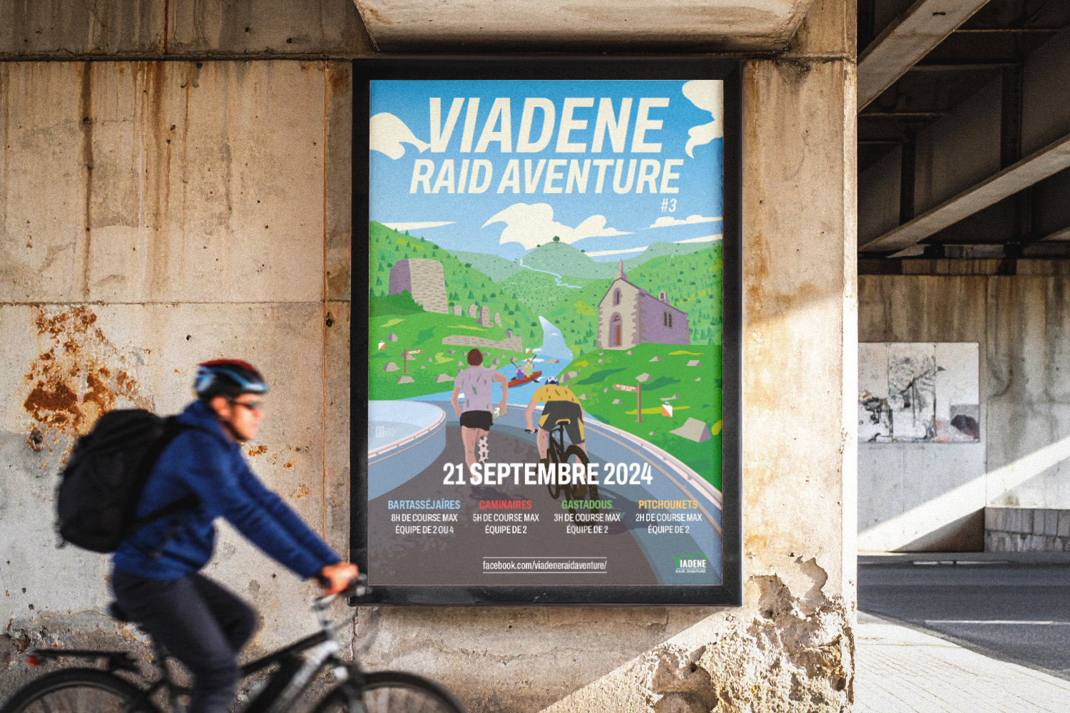 Affiche illustrée Viadène Raid Aventure sur un panneau, avec un cycliste au premier plan.